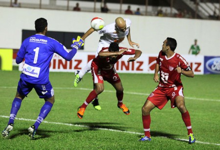 Com time reserva, Santos é surpreendido e perde por 3 a 1 para Mogi Mirim